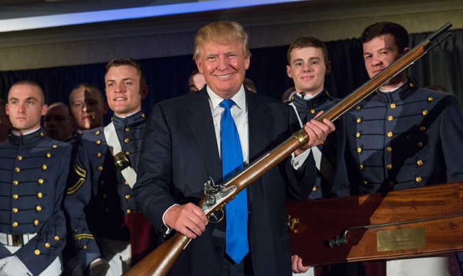 Tổng thống Mỹ đang muốn tăng ngân sách quốc phòng. Trong ảnh: Năm 2015, ứng viên tổng thống Donald Trump được các học viên Trường Quân đội Citadel tặng một khẩu súng trường (súng giả trông như thật). Ảnh: Getty Images.