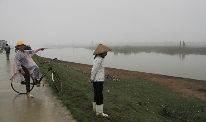 Người dân xã Quế Tân (Quế Võ) chỉ ra đoạn sông Cầu cách đây chục ngày có vài chục tàu hút cát trái phép. Ảnh: Trường Phong.