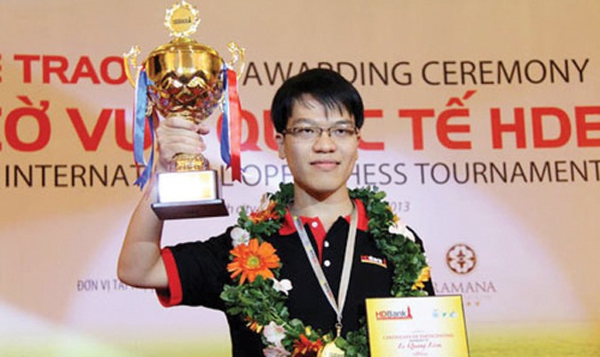 Quang Liêm với chiếc cúp vô địch HDBank cup 2017. Ảnh: T.Vũ.