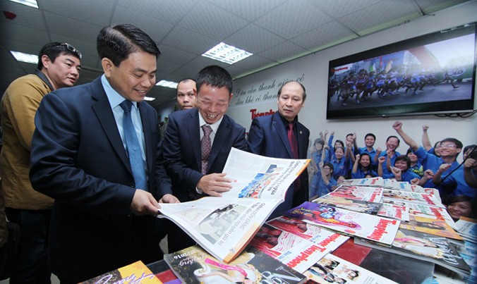 Chủ tịch UBND thành phố Hà Nội Nguyễn Đức Chung thăm gian trưng bày báo Tiền Phong. Ảnh: T.N.