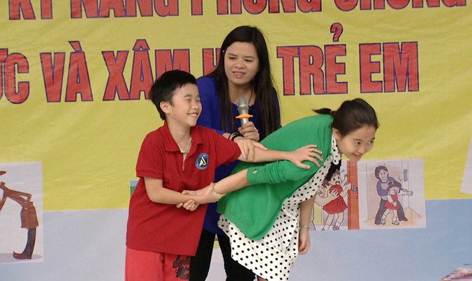 TS Vũ Thu Hương trong một buổi học dạy trẻ em ứng xử khi có nguy cơ bị lạm dụng tình dục.