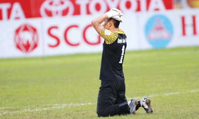 Nỗi thất vọng của thủ môn Thanh Thắng sau khi Thanh Hoá để thua ở phút bù giờ. Ảnh: VSI.
