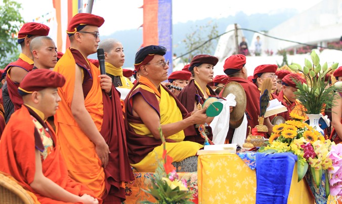 Pháp vương Gyalwang Drukpa thực hiện nghi lễ gia trì tranh Phật tại Đại bảo tháp Tây Thiên. Ảnh: N.M.Hà.