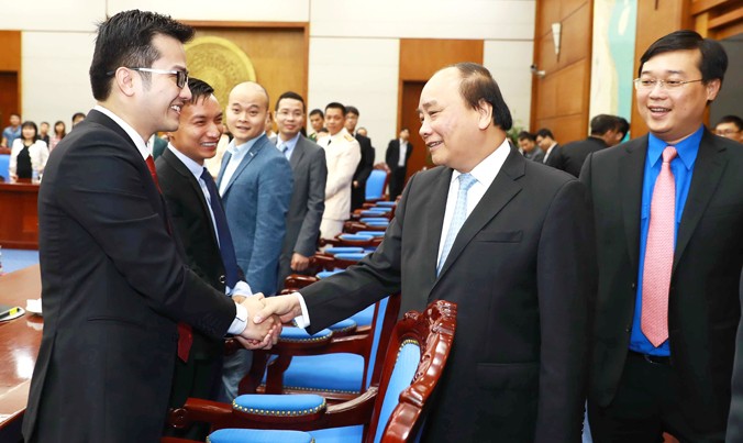 Thủ tướng Nguyễn Xuân Phúc bắt tay thân mật các gương mặt trẻ Việt Nam tiêu biểu 2016. Ảnh: TTXVN.