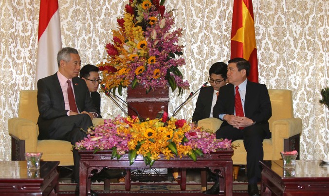Chủ tịch UBND TPHCM Nguyễn Thành Phong hội kiến Thủ tướng Singapore Lý Hiển Long. Ảnh: TTXVN.
