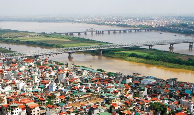 Toàn cảnh cầu Chương Dương và cầu Long Biên nối hai bờ sông Hồng. Ảnh: Hồng Vĩnh.