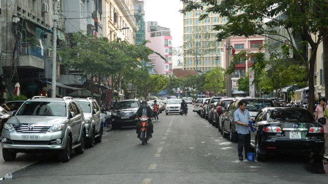 TPHCM thiếu bãi đỗ xe, ô tô tràn ra hai bên đường Hải Triều (quận 1). Ảnh: Huy Thịnh.