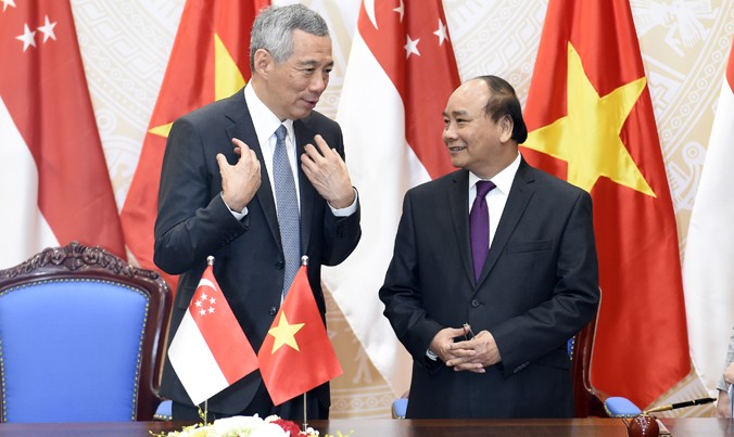 Thủ tướng Nguyễn Xuân Phúc và Thủ tướng Lý Hiển Long ngày 23/3 tại Hà Nội. Ảnh: Hoàng Mạnh Thắng.