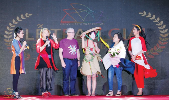 Hoa hậu Ngọc Hân (bìa phải) và BGK trao giải nhất cho NTK Nguyễn Hương Na (người ôm hoa).