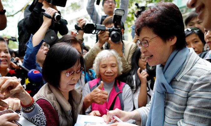 Bà Lâm Trịnh Nguyệt Nga trong một cuộc tiếp xúc với những người ủng hộ trong quá trình tranh cử trưởng đặc khu Hong Kong. Ảnh: Getty Images.