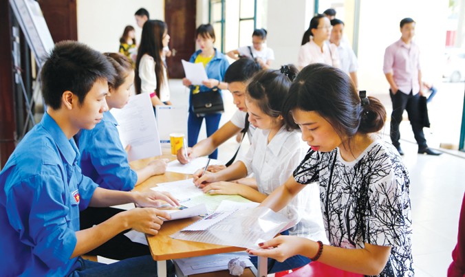 Thí sinh làm thủ tục nộp hồ sơ dự thi tốt nghiệp THPT quốc gia tại trường ĐH Công đoàn Hà Nội. Ảnh: Ngọc Châu.