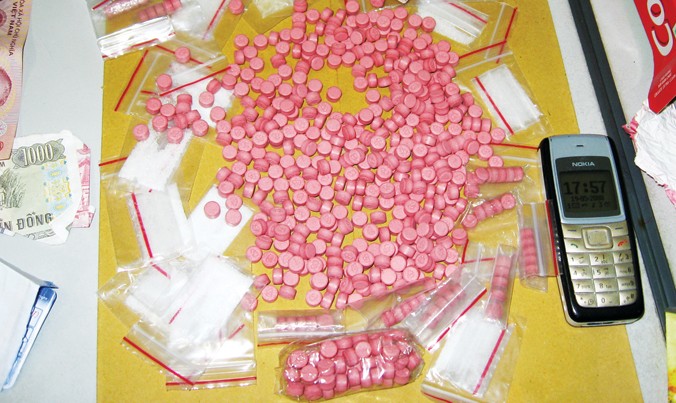 Hàng trăm viên thuốc lắc, một loại ma túy tổng hợp, bị cơ quan cảnh sát thu giữ tại Hà Nội. Ảnh: T.N.