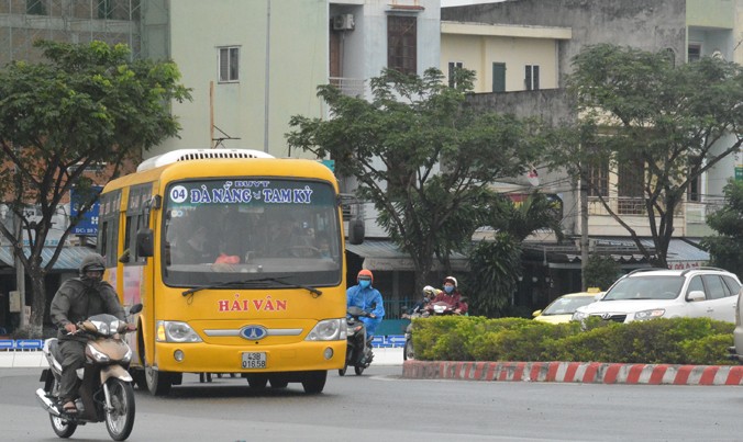 Xe buýt Đà Nẵng - Tam Kỳ chạy trong trung tâm TP Đà Nẵng.