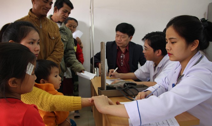 Khám chữa bệnh, phát thuốc miễn phí cho bà con nhân dân nước bạn Lào. Ảnh: Quang Lộc.