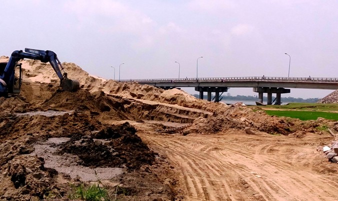 Bãi tập kết cát lậu ngang nhiên tồn tại trong đất công trình dự án xây dựng đập thủy lợi Thảo Long.