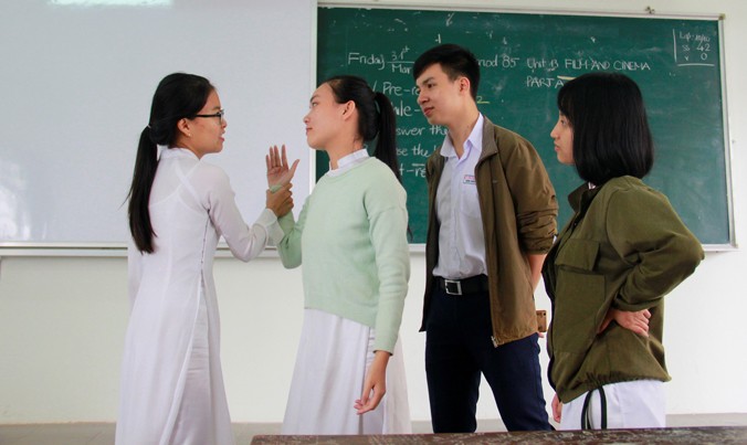 Học sinh trường THPT Phan Châu Trinh đang thực hành giải quyết một tình huống trong buổi học về “Rèn luyện kỹ năng - nâng cao học tập”. Ảnh: Thanh Trần.