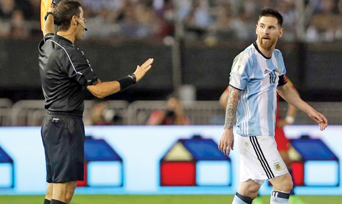 Messi phản ứng với trợ lý trọng tài ở trận đấu với Chile và bị treo giò 4 trận. Ảnh: GETTY IMAGES.