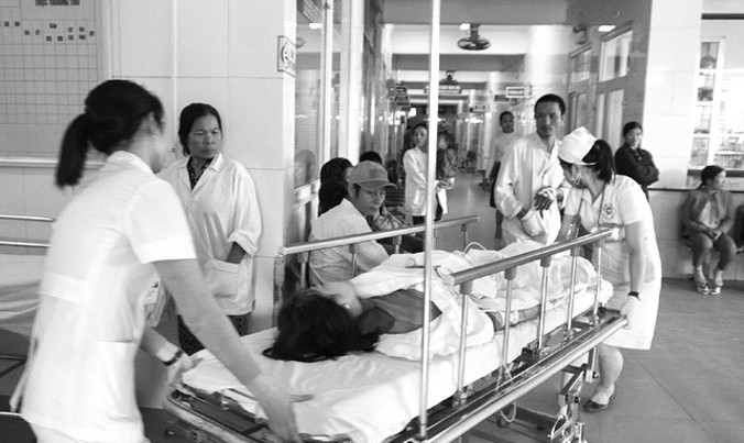 Bệnh viện 115 Nghệ An huy động toàn bộ lực lượng cấp cứu các công nhân bị ngộ độc.