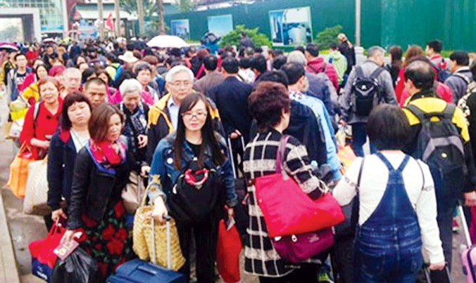 Nhiều khách Trung Quốc nhập cảnh qua cửa khẩu Móng Cái những ngày gần đây.