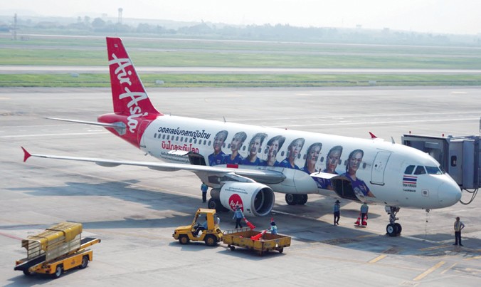 Máy bay của AirAsia đang hoạt động tại Sân bay Nội Bài. Ảnh: Sỹ Lực.