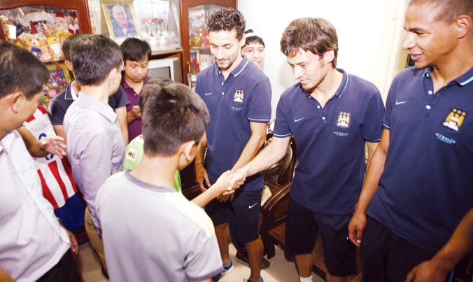 Các cầu thủ Manchester City giao lưu với các em ở Làng trẻ SOS Hà Nội trong chuyến du đấu Việt Nam mùa hè 2015. Ảnh: Như Ý.