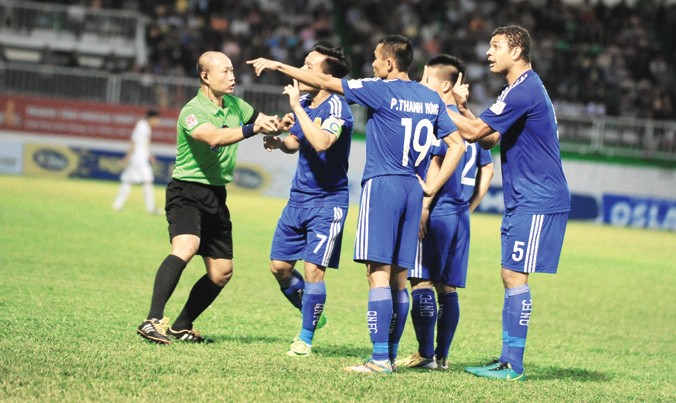 Các cầu thủ Quảng Nam phản đối quyết định công nhận bàn thắng của trọng tài Hoàng Anh Tuấn. Ảnh: VSI.