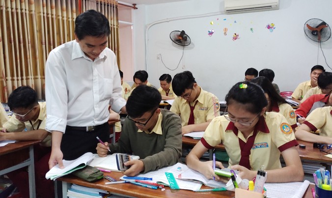 Học sinh trường THPT Thành Nhân, quận Tân Phú, TPHCM đang ôn thi THPT QG 2017.