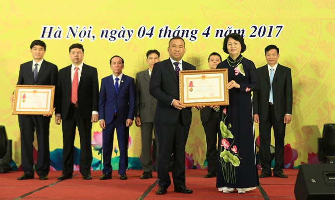 Phó Chủ tịch nước Đặng Thị Ngọc Thịnh trao Huân chương Lao động hạng Ba cho Tập đoàn Công nghiệp Than - Khoáng sản. Ảnh: Lưu Trọng Đạt.