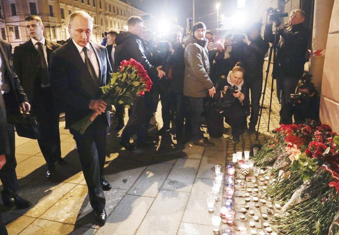 Tổng thống Nga Vladimir Putin đặt hoa tưởng niệm các nạn nhân vụ tàu điện ngầm ở St. Petersburg bị đánh bom. Ảnh: AP.