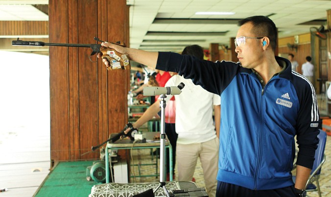 Xạ thủ Hoàng Xuân Vinh thi đấu nội dung 50m súng ngắn bắn chậm tại Cúp bắn súng Quốc gia 2017. Ảnh: Quốc Khánh.