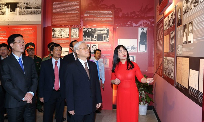 Tổng Bí thư Nguyễn Phú Trọng và các đại biểu tham quan triển lãm. Ảnh: TTXVN.