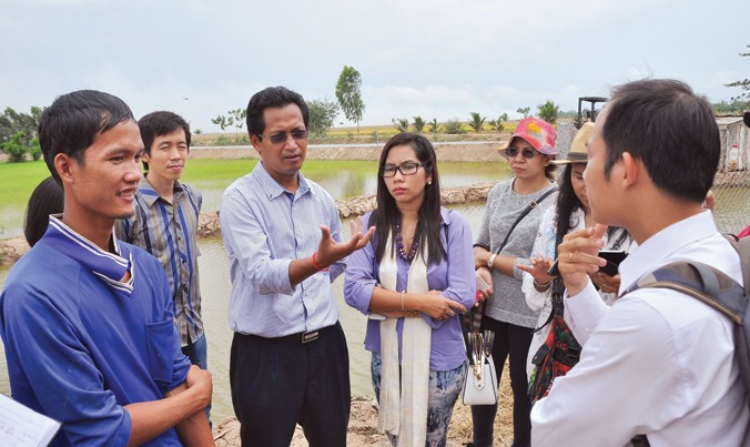 Thanh niên Nhật Bản, Myanmar, Campuchia và Việt Nam tham quan nông trại Tâm Việt của anh Võ Văn Tiếng (bìa trái) tại Đồng Tháp.