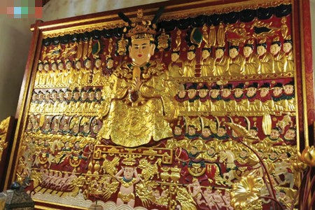 Bức phù điêu giá tượng Đức Quốc tổ Lạc Long Quân trên 1000 năm tuổi được dát vàng.
