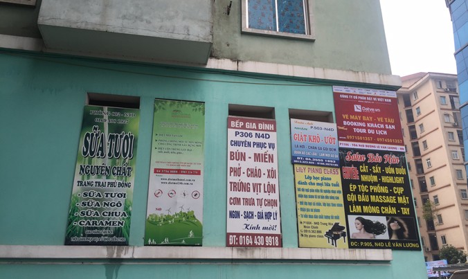Khu đô thị Trung Hoà - Nhân Chính (Cầu Giấy) giăng đầy quảng cáo của các doanh nghiệp trong khu dân cư.