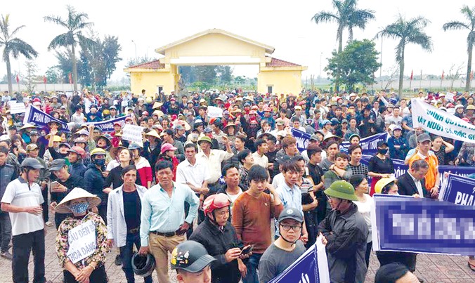 Hơn 2.000 giáo dân kéo vào trụ sở UBND huyện Lộc Hà, một số đối tượng quá khích đã gây thương tích cho cán bộ công an làm nhiệm vụ bảo vệ trật tự tại hiện trường. Ảnh: TL.