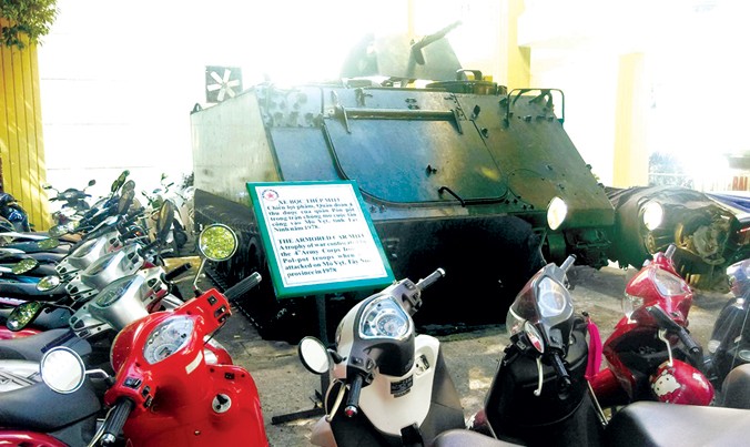 Chiếc xe bọc thép nằm gọn trong bãi giữ xe của nhà hàng Hoàng Long trong khuôn viên Bảo tàng Lực lượng vũ trang miền Đông Nam bộ.