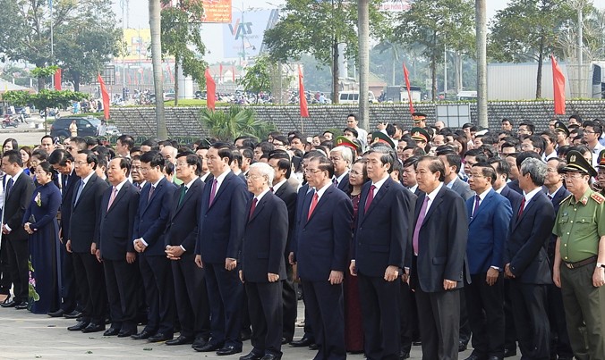 Lãnh đạo Đảng, Nhà nước, Chính phủ dâng hoa tại Công viên Lê Duẩn kỷ niệm 110 năm ngày sinh Tổng Bí thư Lê Duẩn.