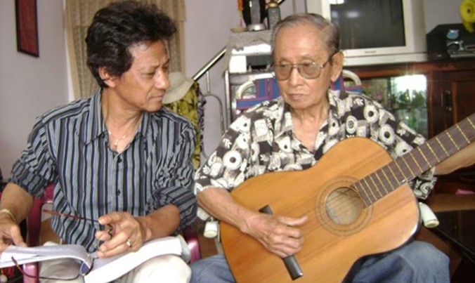 Nhạc sỹ Châu Kỳ (phải) và danh ca Chế Linh. 