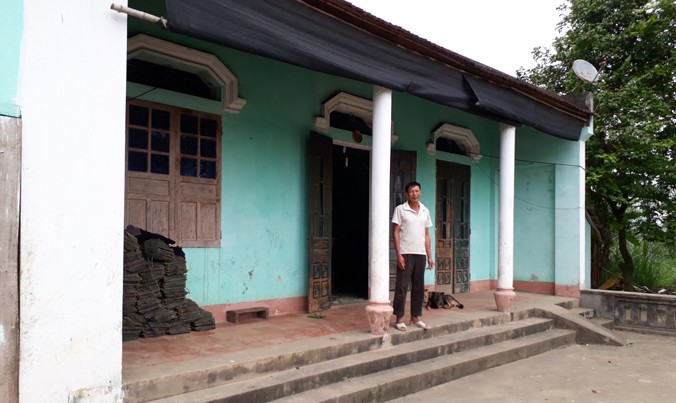 Ông Nguyễn Văn Văn trước ngôi nhà gia đình ông xây từ năm 2005​. Ảnh: Hoàng Lam.