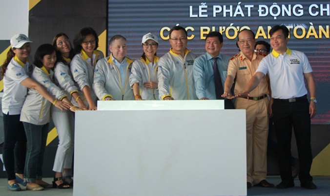 Đại sứ Dương Tử Quỳnh cùng các đại biểu khởi động dự án Safe Steps tại TPHCM.