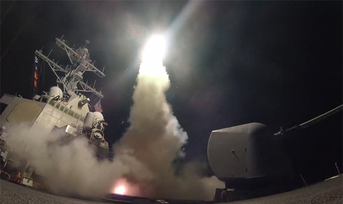 Tàu khu trục Mỹ USS Porter phóng tên lửa về phía Syria. Ảnh: EPA.