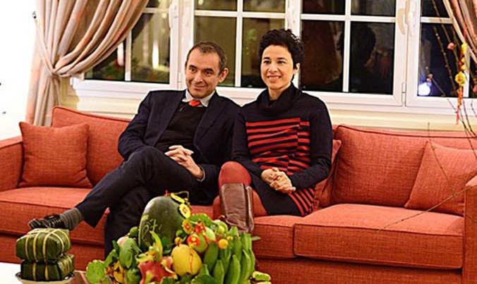 Bà Eva Nguyễn Bình và chồng, Đại sứ Jean-Noel Poirier, đón Tết cổ truyền 2016 tại Việt Nam. Ảnh: Vietnam News.