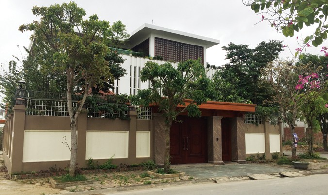 Căn biệt thự được xây dựng trên lô đất 3 mặt tiền mang tên bà Vũ Thị Dần, mẹ của Trần Vũ Quỳnh Anh tại khu đô thị Bình Minh, TP Thanh Hóa.