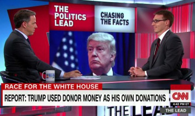 Nhà báo David Fahrenthold (phải) là diễn giả trên kênh truyền hình CNN giai đoạn ông Donald Trump tranh cử tổng thống. Ảnh: CNN.