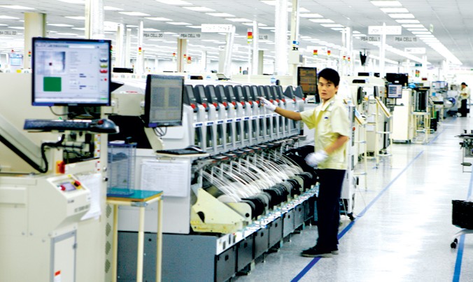 Một dây chuyền sản xuất của nhà máy Samsung tại tỉnh Bắc Ninh vắng bóng người. Ảnh: Hồng Vĩnh.