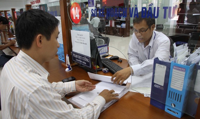 Người dân đến làm thủ tục thành lập doanh nghiệp tư nhân tại Hà Nội. Ảnh: Hồng Vĩnh.