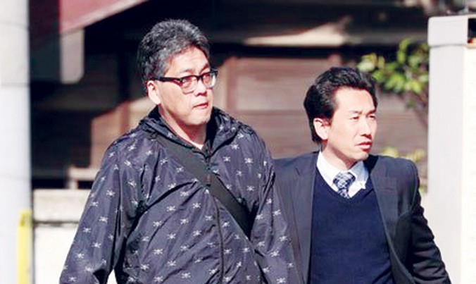 Nghi phạm Shibuya Yasumasa (trái) bị bắt giữ sáng qua tại nhà riêng. Ảnh: Asahi.