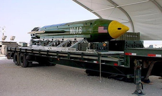 “Mẹ của các loại bom” nặng gần 10 tấn, trong đó có hơn 8 tấn thuốc nổ. Ảnh: AP.