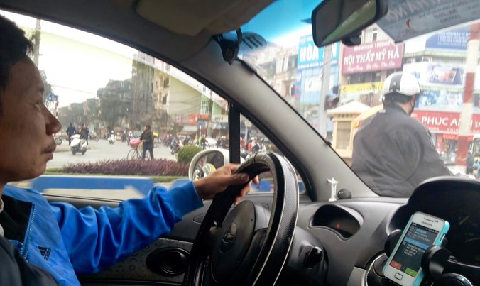 Dù chỉ xuất hiện 2 năm nhưng dịch vụ Uber và Grab đã bùng nổ tại Việt Nam. Ảnh: Bảo An.