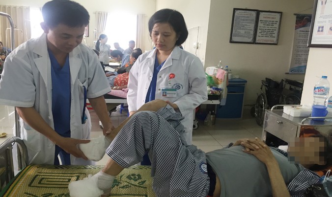 Bác sỹ Mai Trang và bác sỹ Nguyễn Ngọc Thiện thăm khám cho bệnh nhân. Ảnh: Đào Nguyên.